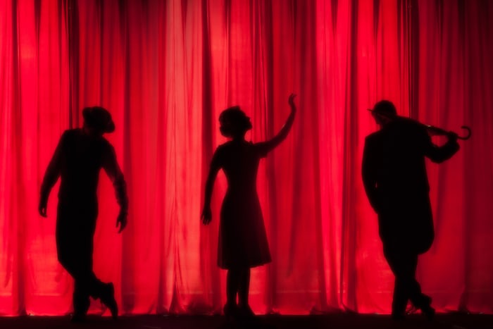 Silhouettes sur scène de théâtre